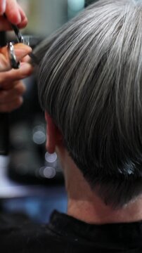 Vid&eacute;o de coupe de cheveux chez le coiffeur sur cheveux gris court