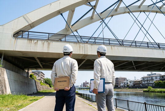 橋梁点検の現場：技術者による安全確認シーン