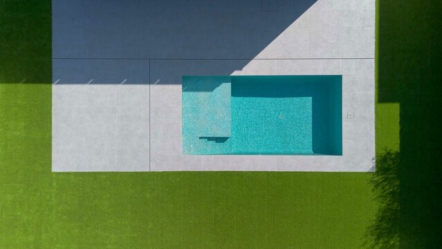 Vista aerea piscina con jard&iacute;n