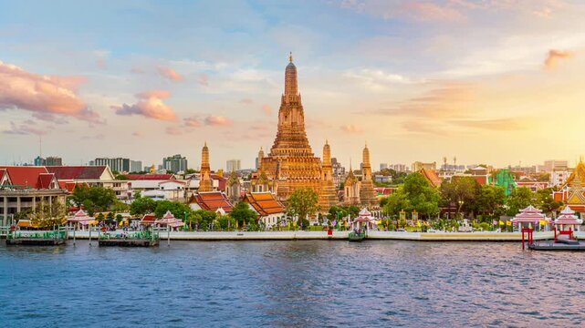 The beauty of the sunset at Wat Arun Ratchawararam. Wat Arun Ratchawararam(Temple of Dawn) famous tourist destination in Bangkok, Thailand.