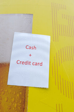 Wet sign offering cash and credit card payment options in Liguria