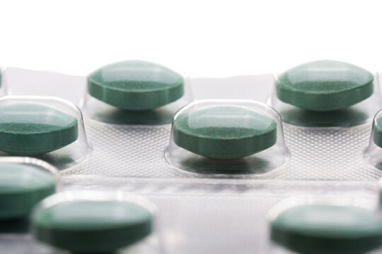 Comprimidos verdes en bl&iacute;ster farmac&eacute;utico, concepto de medicina y tratamiento