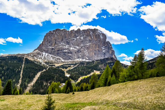 Gr&ouml;dner Joch, Langkofel, Langkofelgruppe, Sellagruppe, Sellastock, Sellamassiv, Dolomiten, Passh&ouml;he, Wanderweg, Bergbahn, S&uuml;dtirol, Trentino, Fr&uuml;hling, Fr&uuml;hsommer, Sommer, Italien