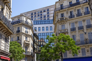 Fototapeta premium Immeubles anciens et modernes dans le centre de Marseille