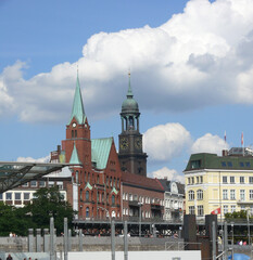 Obraz premium Blick auf die Gustav-Adolf-Kirche und den Hamburger Michel