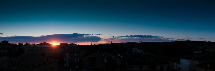 Fototapeta premium Sunset city skyline panorama