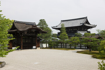Fototapeta premium Japan Ninna-ji Temple in Kyoto on a cloudy winter day.