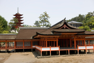 Obraz premium Japan pagoda on Miyajima Island on a cloudy winter day.
