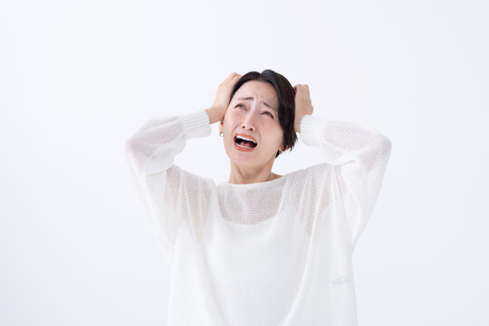 頭を抱える女性