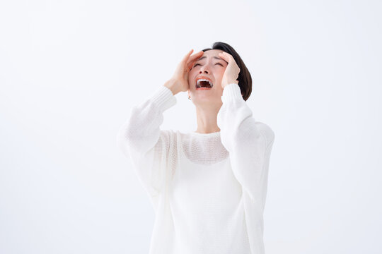 頭を抱える女性