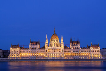 Fototapeta premium Hungarian Parliament glows like a jewel against the deep blue sky