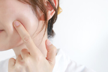 Naklejka premium 頬のたるみを気にする女性の横顔