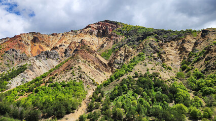 Obraz premium Rainbow Hills in Şebinkarahisar, Giresun, feature striking multicolored geological formations created by mineral-rich soils containing copper and gold, with a long history of mining in the region.