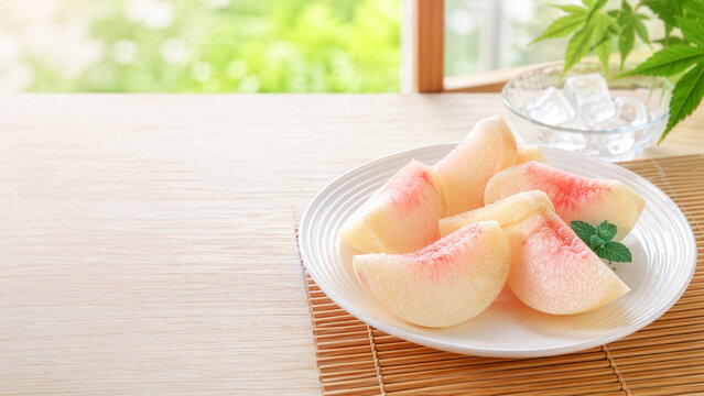 自然光の窓辺で涼しげに盛り付けた白桃のカット