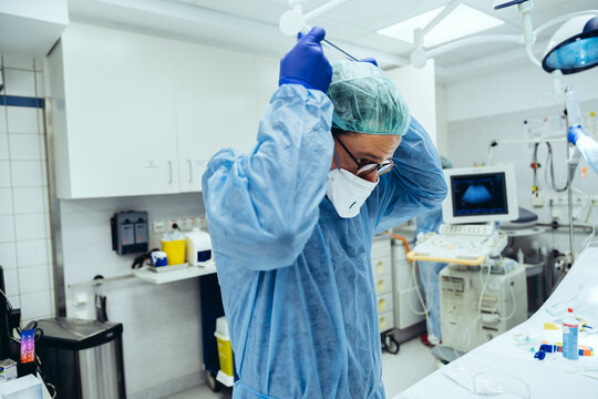 Doctor putting on ffp2 mask in emergency room of a hospital