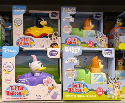 Vista de cerca de cajas con veh&iacute;culos de juguete con voz de la colecci&oacute;n Tut Tut B&oacute;lidos de VTech baby, en estante de tienda Carrefour de Madrid, Espa&ntilde;a, 23 de abril de 2026