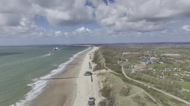 Luftbildvideo von Dishoek bei Zoutelande mit Strand, Meer und D&uuml;nen unter sonnigem Himmel mit Wolken, Zeeland, Niederlande