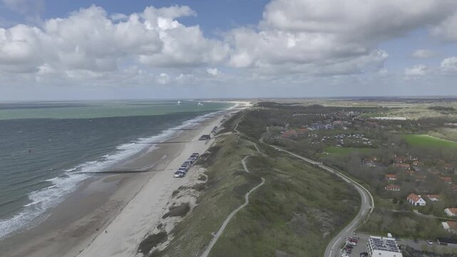 Luftbildvideo von Dishoek bei Zoutelande mit Strand, Meer und D&uuml;nen unter sonnigem Himmel mit Wolken, Zeeland, Niederlande