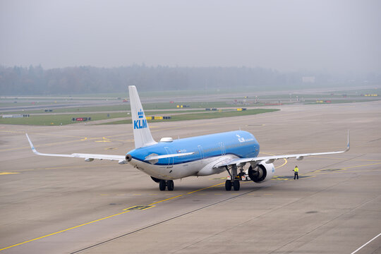 KLM airplane type Airbus A321-252NX registration PH-AXA pushback at Swiss Z&uuml;rich Airport on an autumn day. Photo taken November 7th, 2025, Zurich Airport, Switzerland.