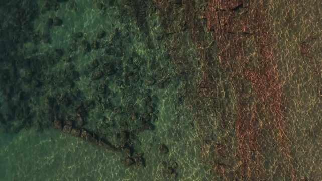 Ripresa Drone Mare Cristallino e Fondale Roccioso