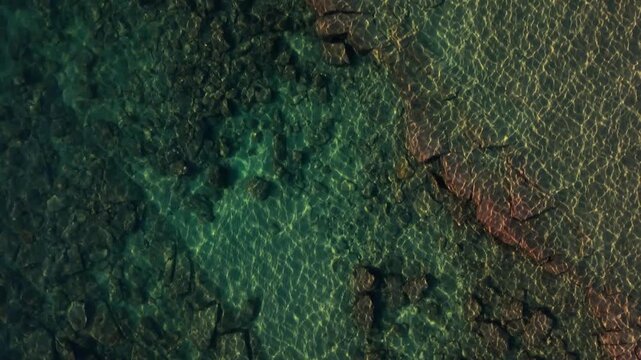 Ripresa Drone Mare Cristallino e Fondale Roccioso