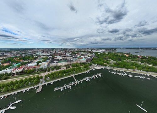 Panoramaluftbild der K&uuml;ste von Helsinki mit Yachth&auml;fen und dem Stadtviertel Eira an der Ostsee, Finnland