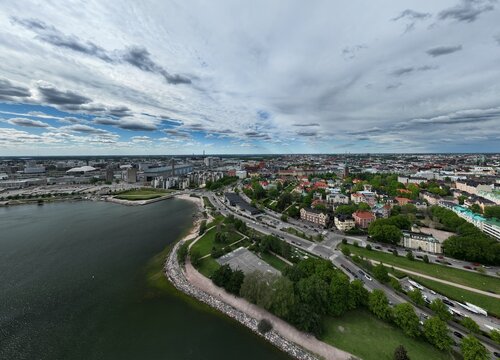Panoramaluftbild der K&uuml;ste von Helsinki mit Yachth&auml;fen und dem Stadtviertel Eira an der Ostsee, Finnland