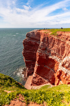 Felsen auf der Hochsee-Insel Helgoland in der Nordsee, Schleswig-Holstein, Deutschalnd mit dem Wahrzeichen Lange Anna und dem Lummenfelsen