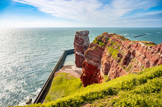 Felsen auf der Hochsee-Insel Helgoland in der Nordsee, Schleswig-Holstein, Deutschalnd mit dem Wahrzeichen Lange Anna und dem Lummenfelsen