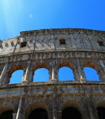 Obraz premium Low Angle View of the Colosseum Under Clear Blue Sky in Rome Italy