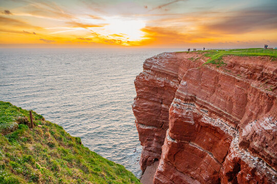 Felsen auf der Hochsee-Insel Helgoland in der Nordsee, Schleswig-Holstein, Deutschalnd mit dem Wahrzeichen Lange Anna und dem Lummenfelsen