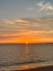 Obraz premium Golden Sunset Over the Calm Sea