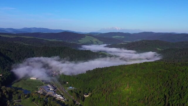 Mgła w dolinie Popradu, widok z powietrza.