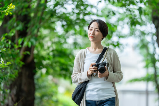 ミラーレスカメラで写真を撮る女性