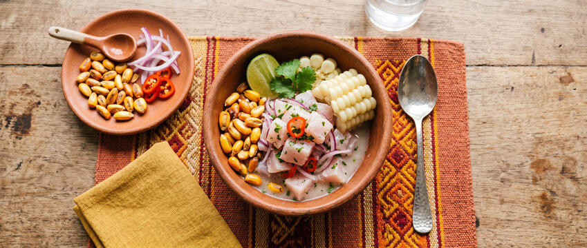 Plat traditionnel de ceviche de poisson frais avec ma&iuml;s et oignon