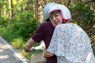 Elderly couple enjoying scooter ride © Rawpixel.com