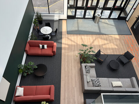 	
Int&eacute;rieur d'un air de d&eacute;tente moderne avec canap&eacute;, fauteuils et table basse dans un bureau	
