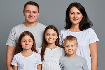 Obraz premium Family poses together in simple gray background