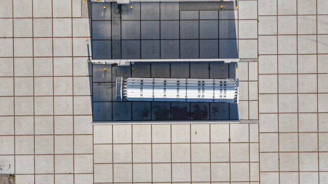 Aerial drone view of a modular hydrogen tube trailer filling station, showing electrolyser-based filling, high-pressure storage, transport logistics and clean energy infrastructure.