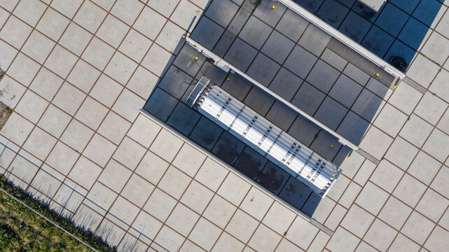Aerial drone view of a modular hydrogen tube trailer filling station, showing electrolyser-based filling, high-pressure storage, transport logistics and clean energy infrastructure.
