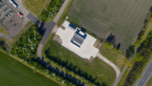 Aerial drone view of a modular hydrogen tube trailer filling station, showing electrolyser-based filling, high-pressure storage, transport logistics and clean energy infrastructure.