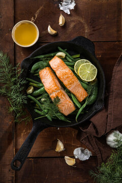 Grilled salmon wich green beans, lemon and herbs