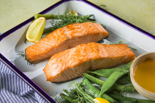 Grilled salmon wich green beans, lemon and herbs