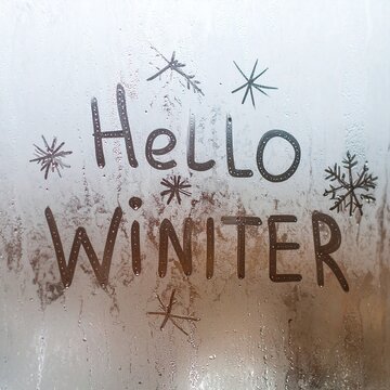 曇った窓に描かれたHELLO WINTERと雪の結晶が彩る冬のノスタルジックフォト