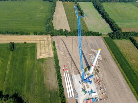 Luftbild eines riesigen Krans f&uuml;r den Aufbau einer neuen Windkraftanlage im Windpark, Windenergie, Vorbereitung, Baustelle, Energiewende