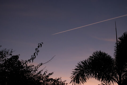 rastro de avi&atilde;o no por-do-sol