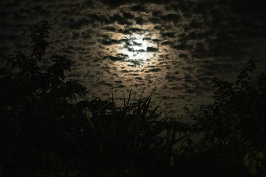 lua cheia atr&aacute;s das nuvens