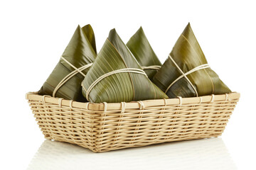 Obraz premium Zongzi sticky rice dumplings in wicker basket with dumplings, traditional