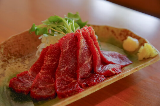 新鮮で美味しそうな赤身の馬刺し