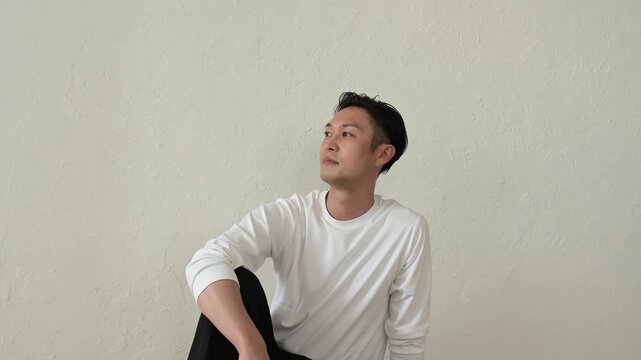 リビングで座ってリラックスする日本人男性
